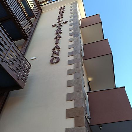 Hotel Traiano 치비타베키아 외부 사진