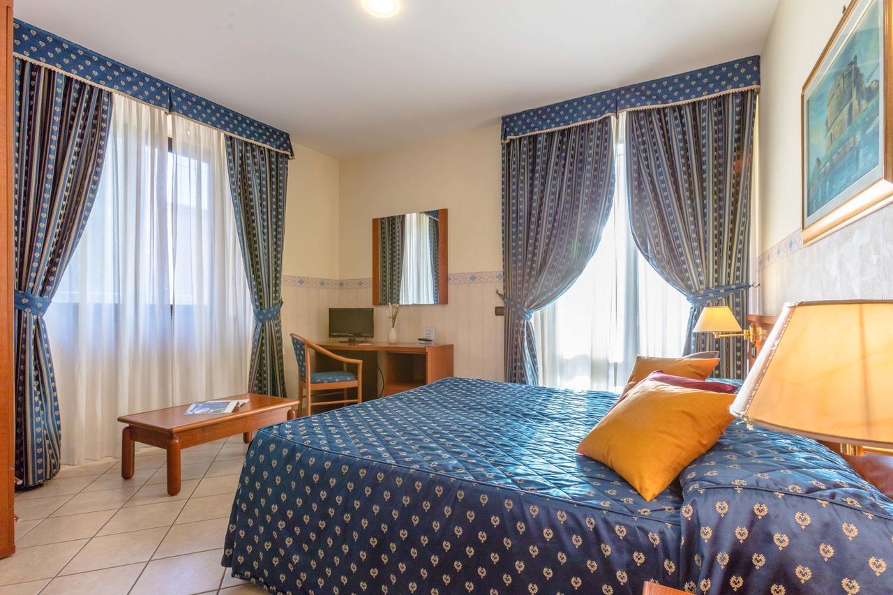 Hotel Traiano 치비타베키아 외부 사진