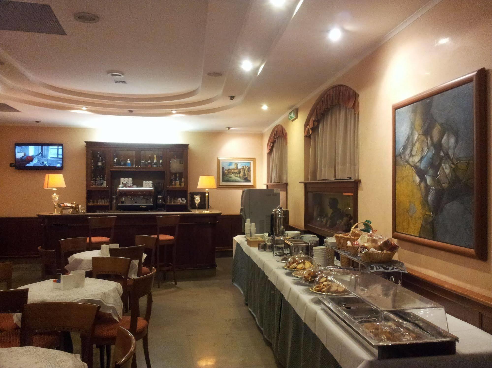 Hotel Traiano 치비타베키아 외부 사진